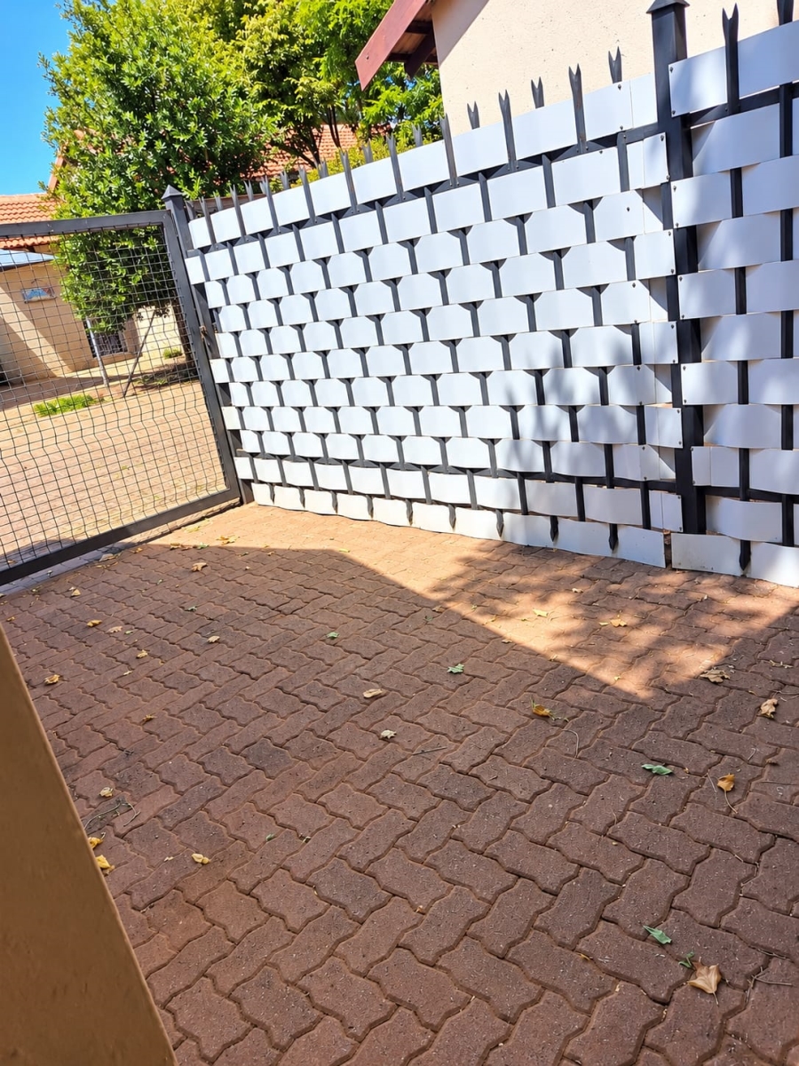 To Let 2 Bedroom Property for Rent in Melodie North West